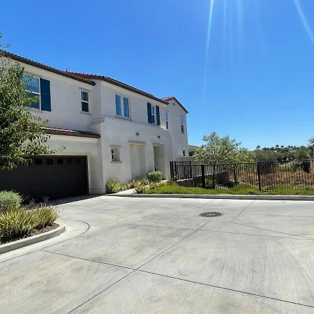 Spacious And Modern Home Near Temecula Wineries